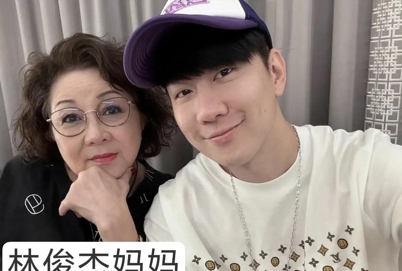又到了一年一度的晒妈妈时刻，明星们也纷纷晒出妈妈照片，祝妈妈母亲节快乐。照片中