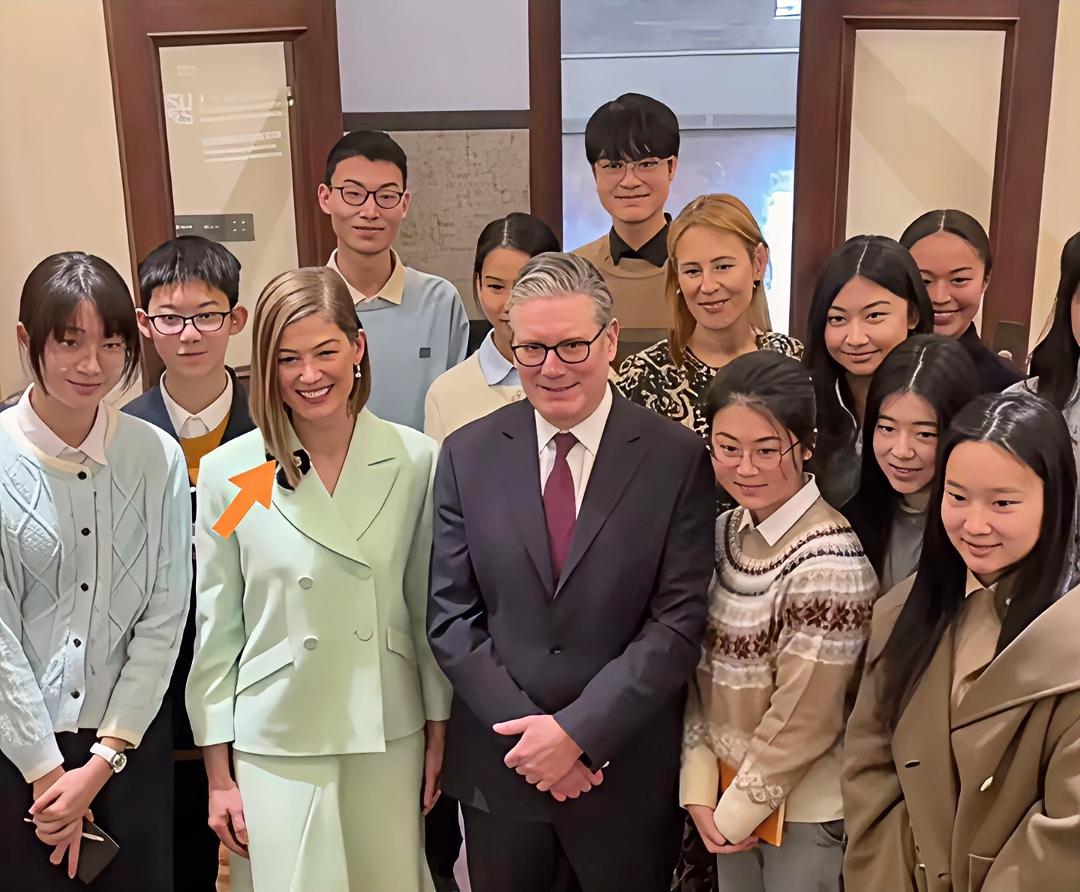看到英国首相斯塔默和演员裴淳华还有上海大学生合影的照片，感觉还挺有意思的。斯塔