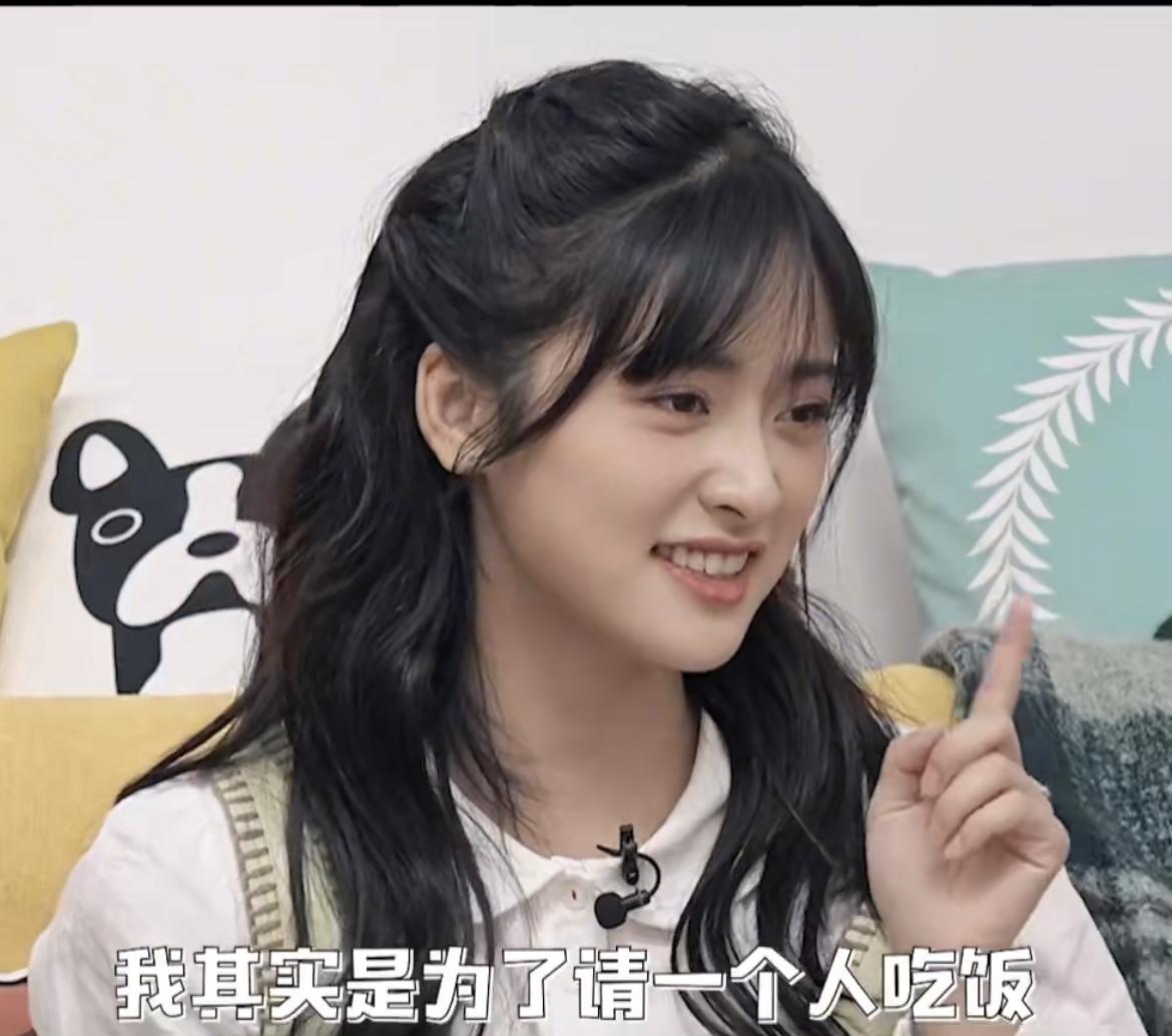 沈月也曾经历青春疼痛文学时期。刚出道那会回老家，为了请一个人吃饭，于是请了班上所