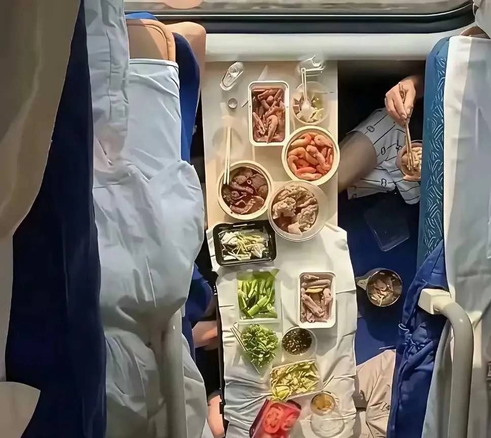 火车上铺拍的，太有情调了