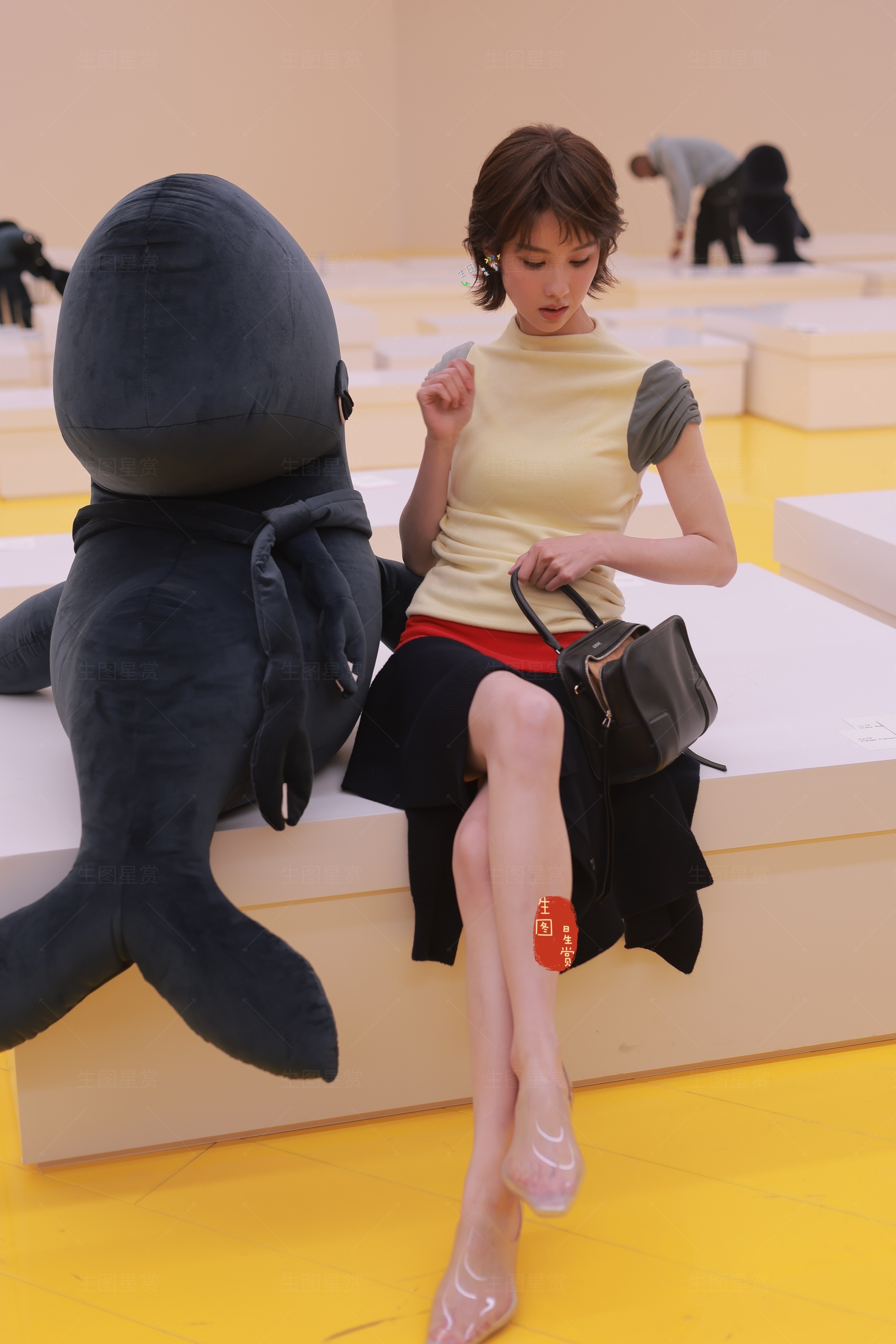 陈都灵巴黎时装周Loewe看秀短发明媚俏皮的嘟嘟☀️短发的陈都灵陈都灵在巴黎拍了