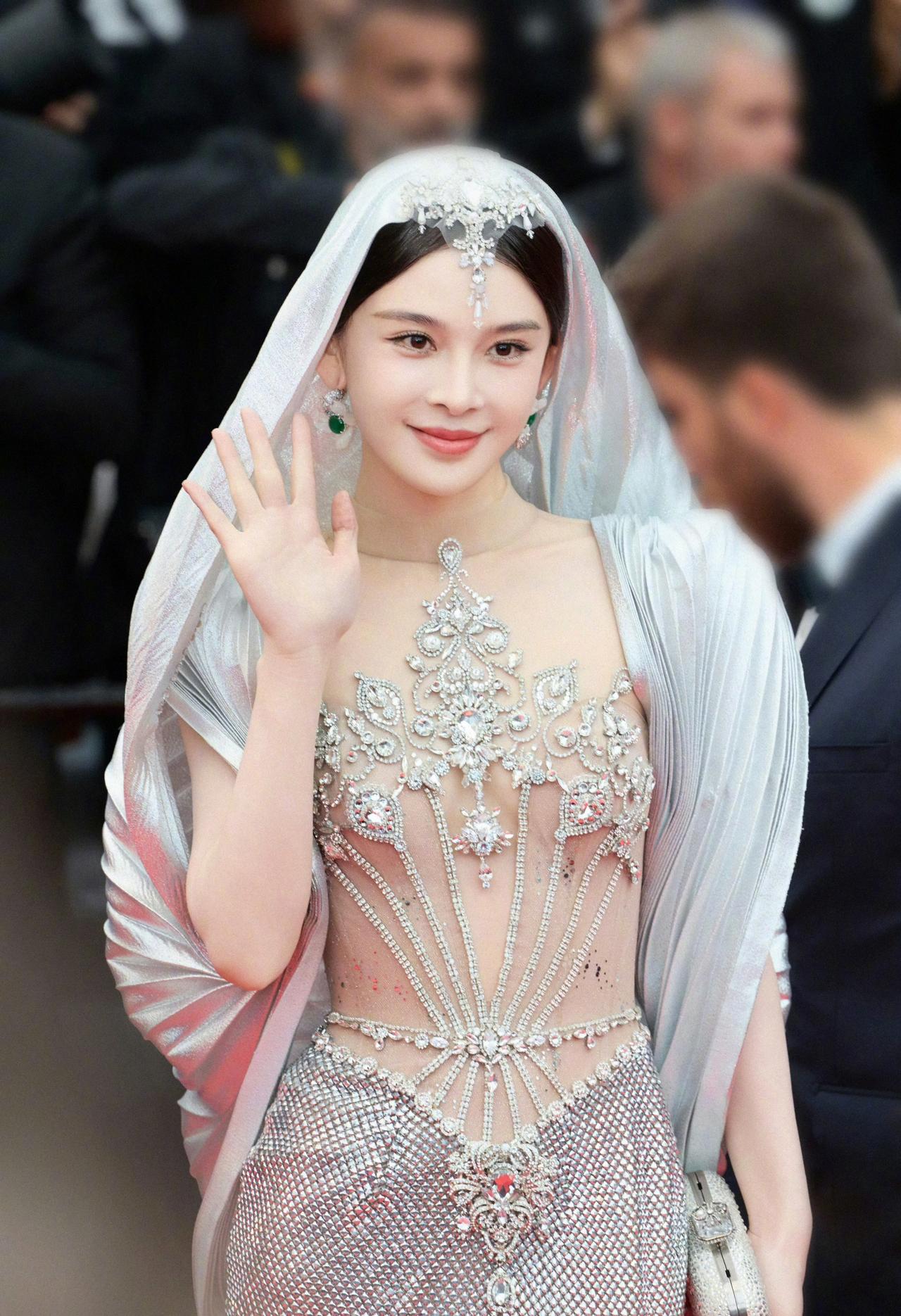 赵樱子是真敢穿，真空挑战透视裙，无奈平平无奇看着好尴尬！赵樱子身穿透视裙大秀身