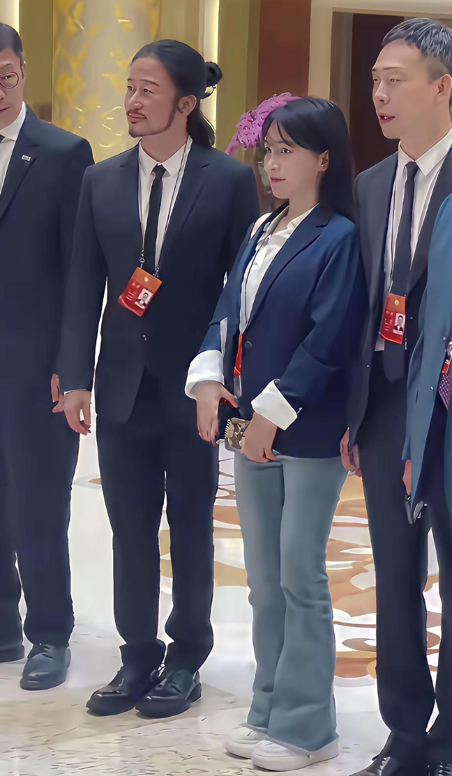 几年不见，我们的战狼画风突变。以前在战火纷飞中高举国旗，说出犯我中华者，虽远必诛