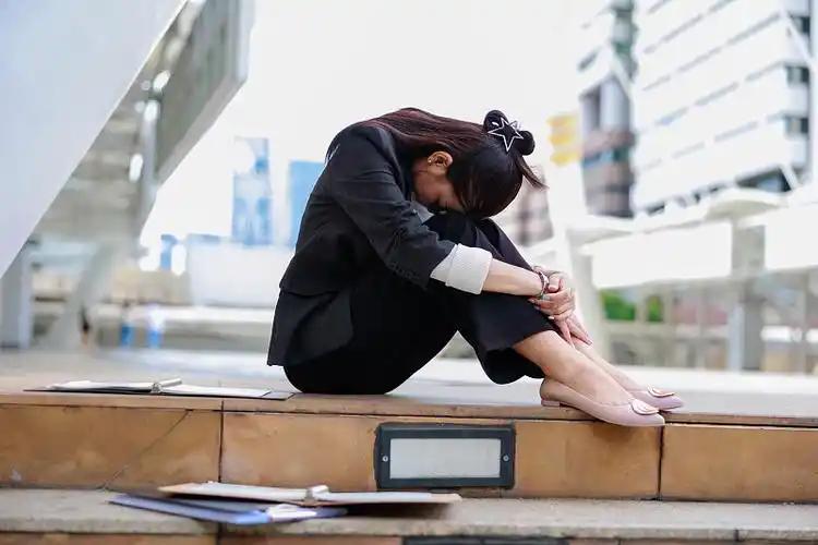 现代中青年人焦虑的原因，第一个是对自己经济不稳的焦虑，第二个是对自己未结婚