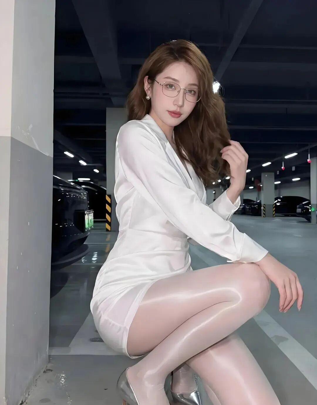 气质穿搭：白色衬衫+短裙+高跟鞋