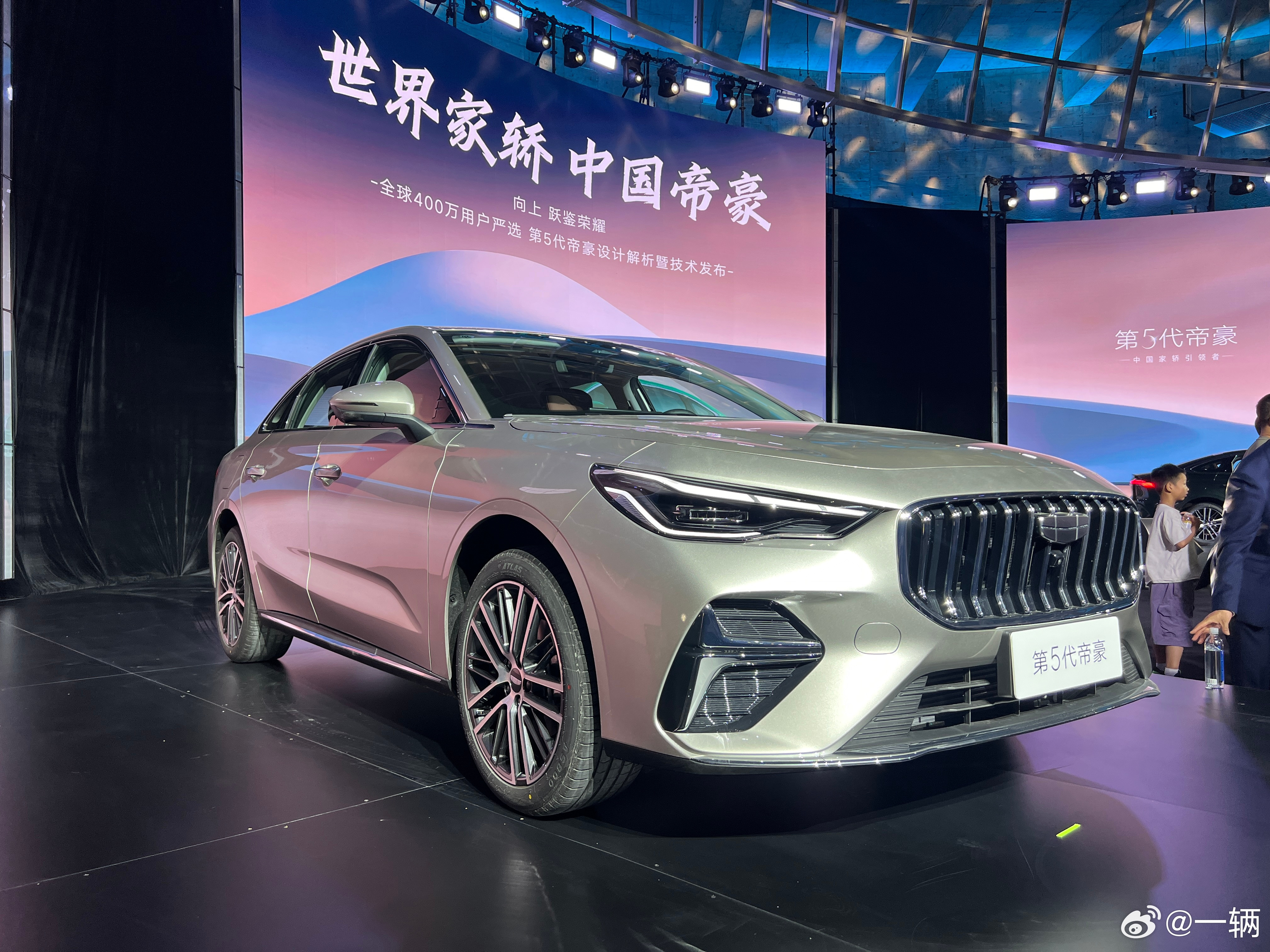 终于可以见到第五代帝豪的实车了诞生自全新的BMAevo架构实际观感确实比上一代