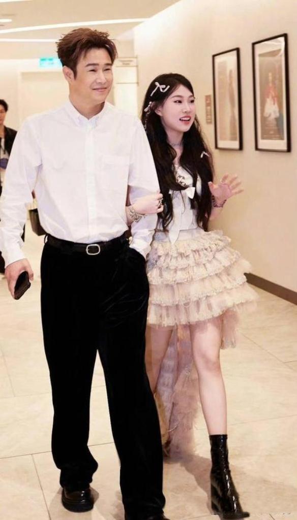 近日,沈佳润带着爸爸小沈阳亮相音乐节现场,画面温馨有爱。沈佳润出落得愈发大方,小