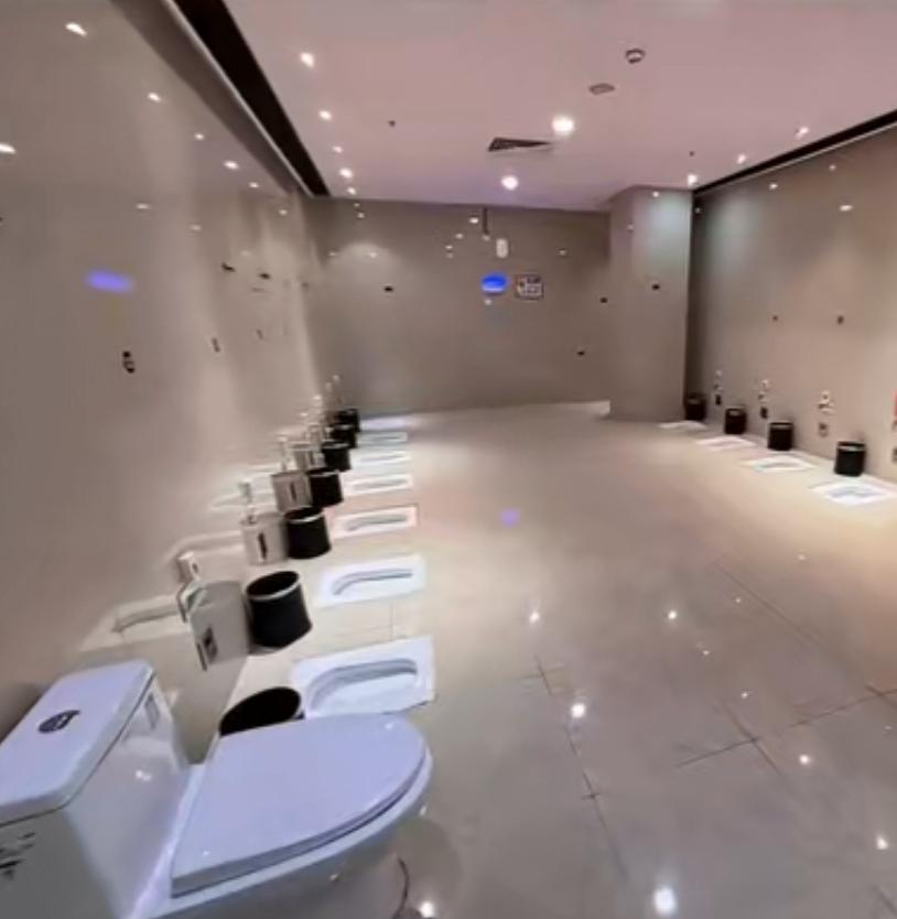 家人们，离谱！一名女子到溧阳万达广场三楼女厕如厕时，发现了令人震惊的一幕：整个