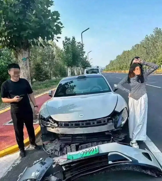 这么开心，总不是一脚刹车，前杠掉了吧!
