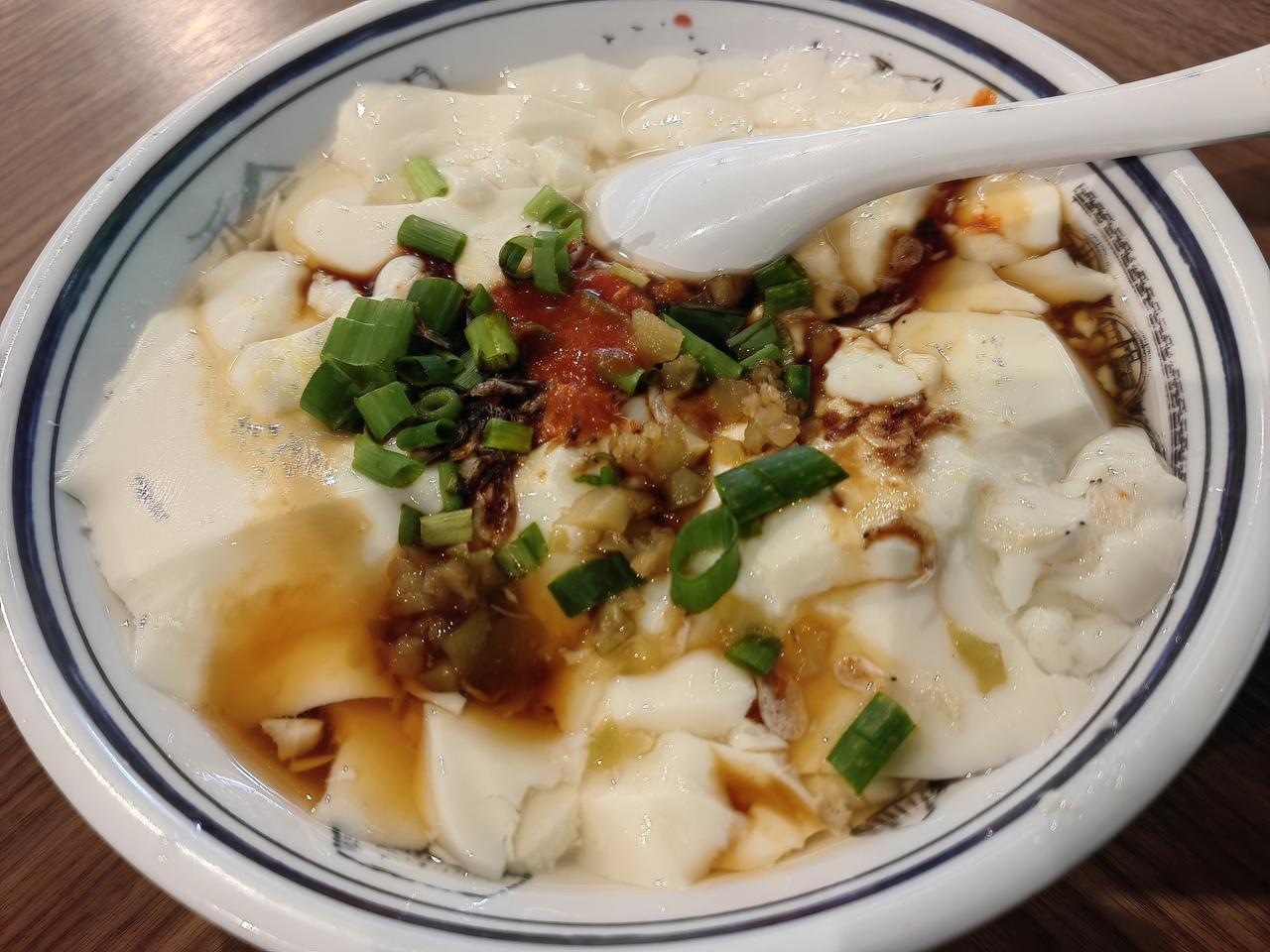 酒店附近的游埠豆腐脑，小笼包，17元。性价比不错。​小笼包面发得不够松软。