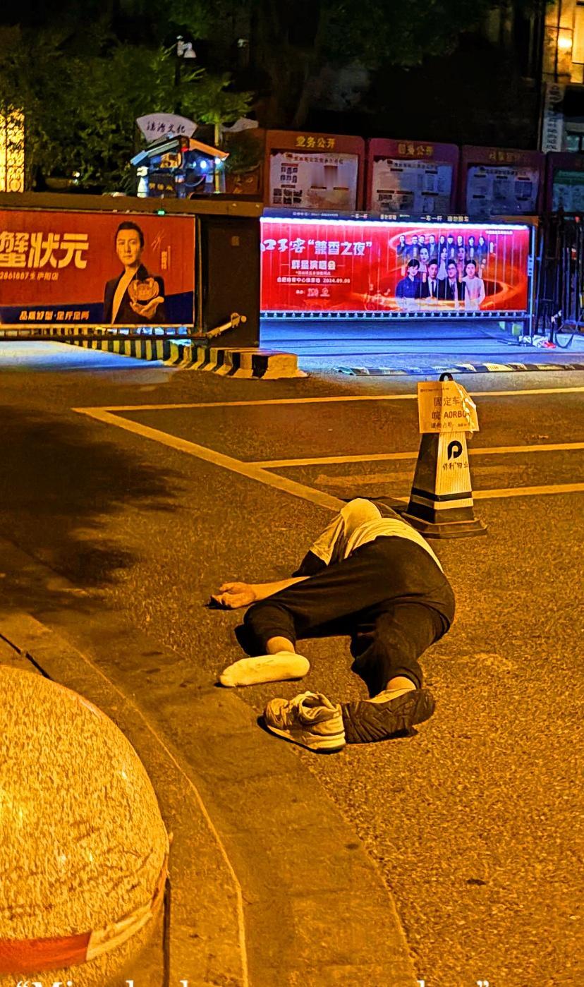 中年男人失业挺可怜的我的邻居因为公司裁员，找工作也没有合适的，在家已经耍两三