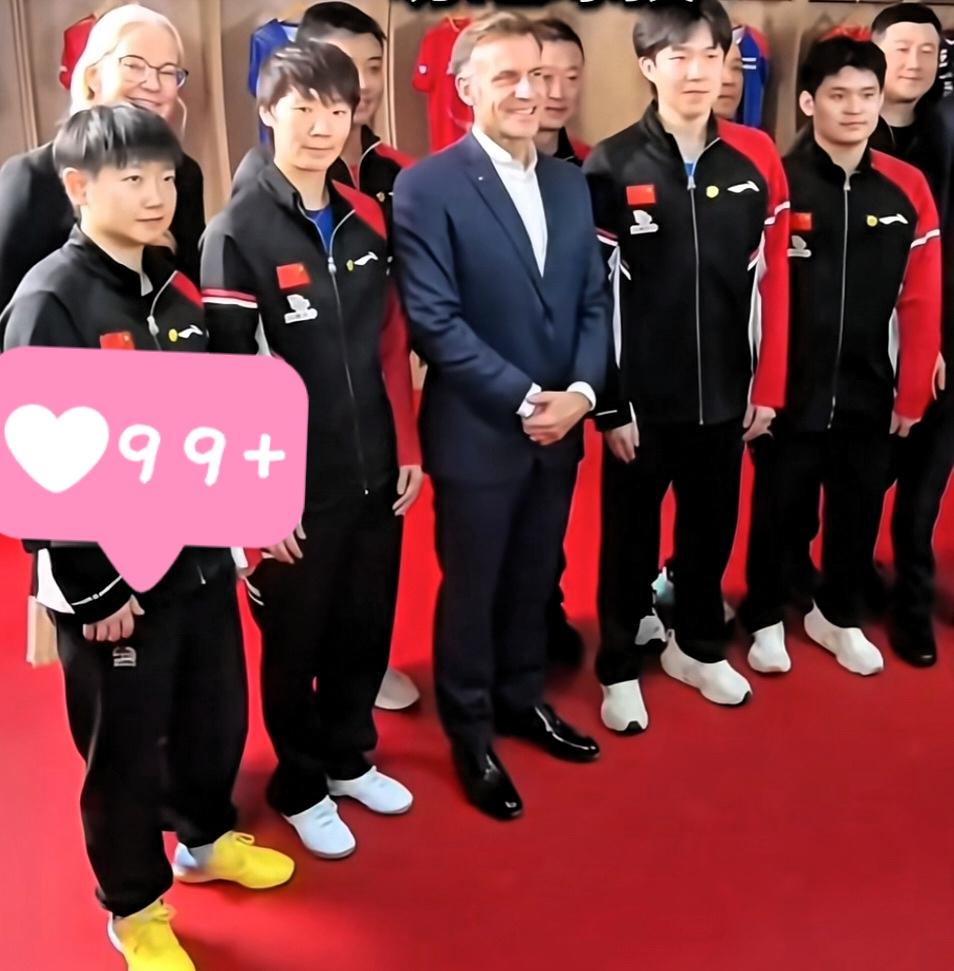 当初看马克龙在成都又是看熊猫，又是跟孙颖莎切磋乒乓球，那亲民劲儿装得真像，川大那