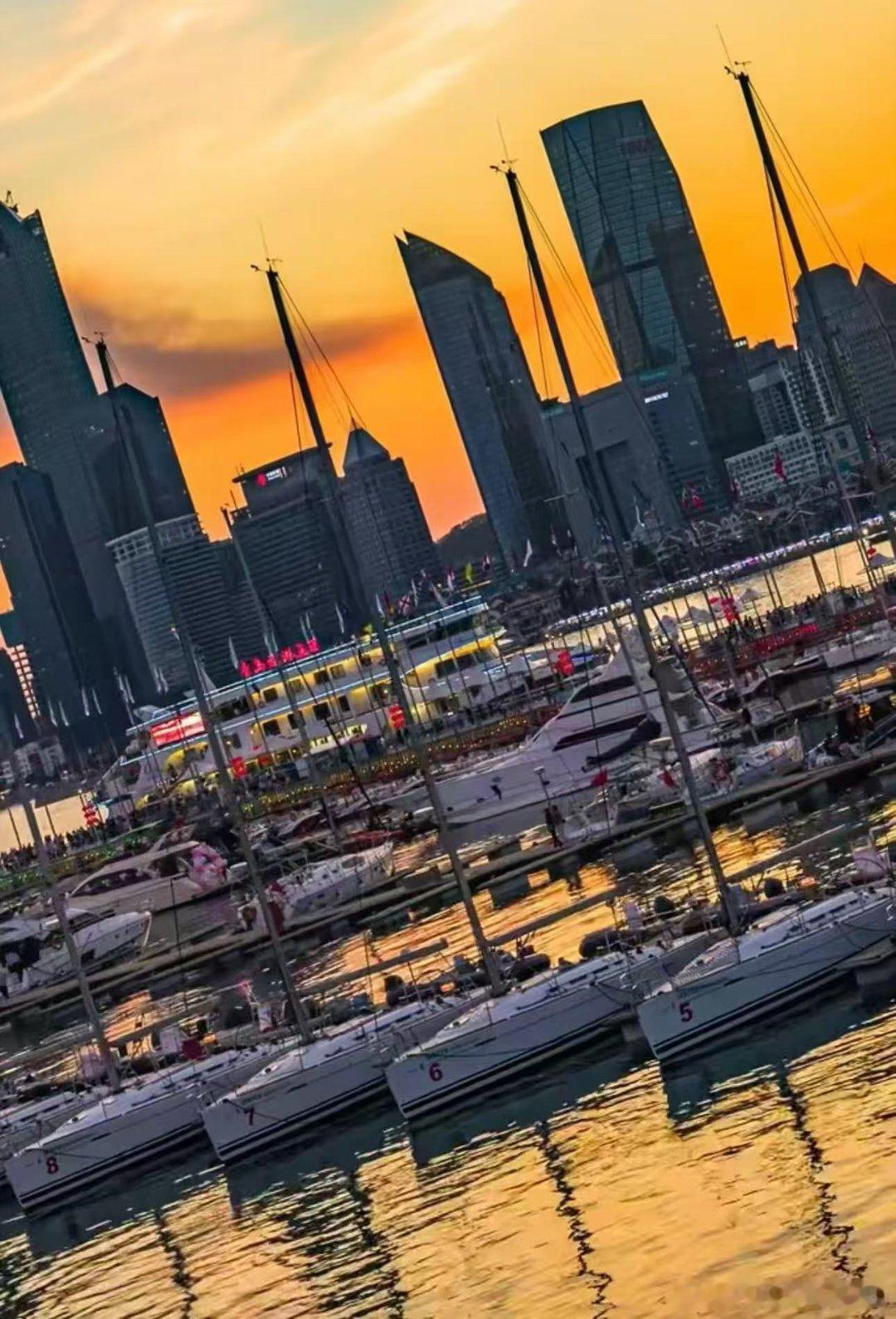 在青岛遇见山海烟火气栈桥吹海风，老巷吃海鲜，山海相拥的浪漫里，满是热腾腾的人间