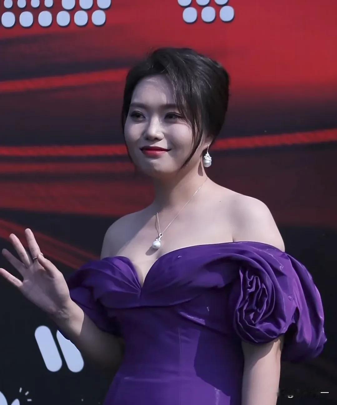 啊啊啊怎么感觉李雪琴比热巴美了[呲牙笑]同样出席活动，一字肩抹胸紫裙的她完全“美
