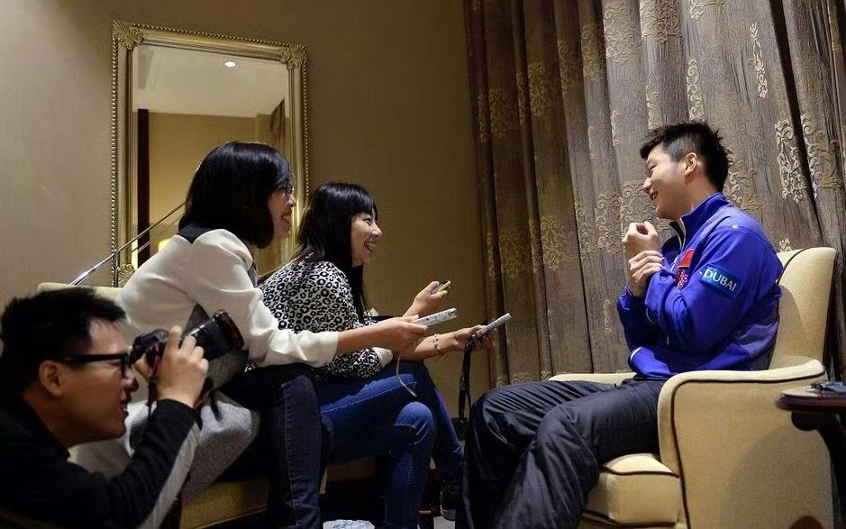 国外打球的樊振东没有参加世乒赛，大家的观点不一致，这时候贺老师却这么讲。