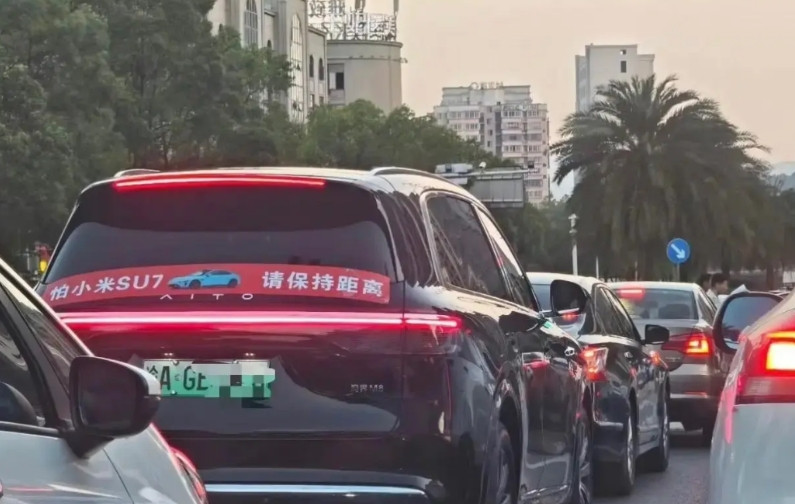 真无语了，下班路上看见这么一幕！今天在下班路上堵车时，看到前面一辆黑色的SU