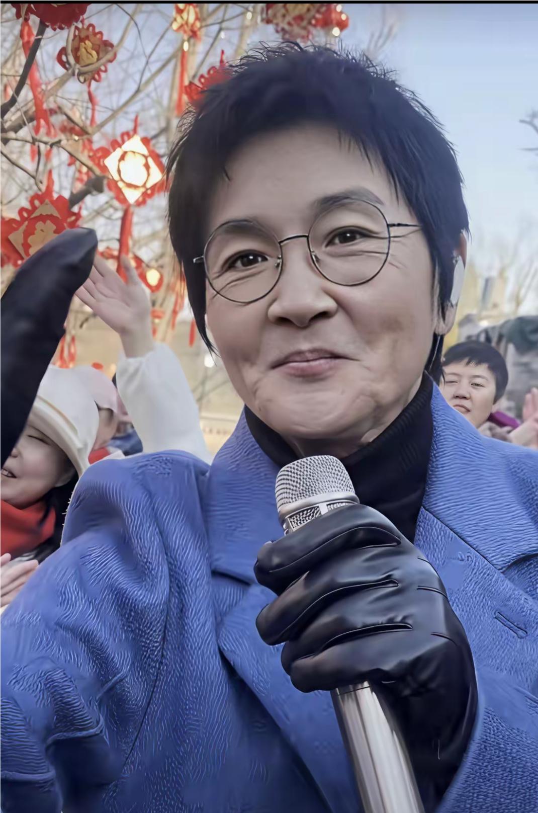 56岁孙楠也老了，老得变样了，头发多出了银丝，皮肤松弛，眼角皱纹一层层，嘴巴都得