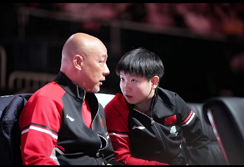 看到莎莎和肖指导在场边聊天的样子，真的会被可爱到！你看她，一会儿皱着小眉头