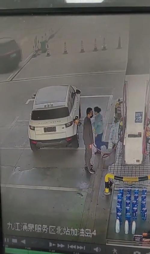 江西九江路虎逃单，开路虎车的男子加了近500元的油，逃单溜走。该男子故意戴