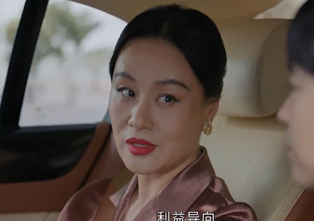 讨厌李青青，大概是她身上多多少少有我们领导的影子。看到她当着全公司的面羞辱唐玲