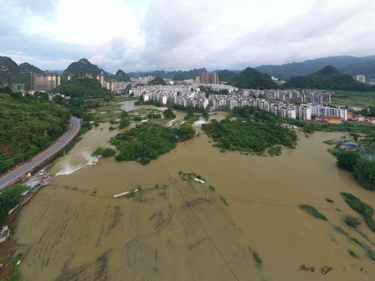 水从地底冒出来，村民划船去上坟，这洪水到底从哪来？广西百色那边的山沟里，最近