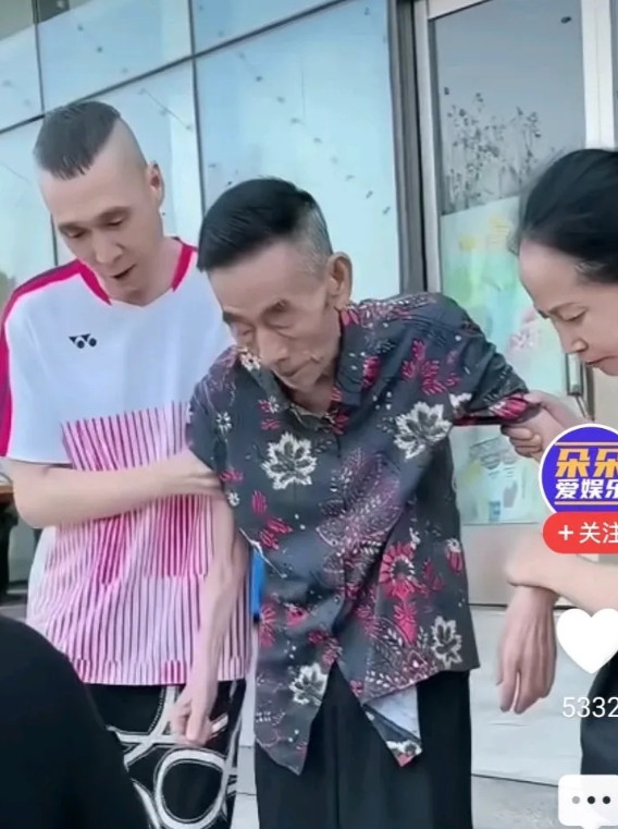93岁的天津相声演员杨少华，如今步履蹒跚，需要人搀扶着，瘦成这样。看着是，条子扶