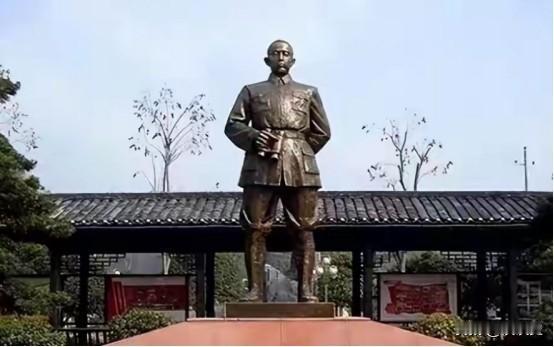 他是红军天才战将，15岁参加秋收起义上井冈山，仅用三年就升任团长。他晋升速度惊人