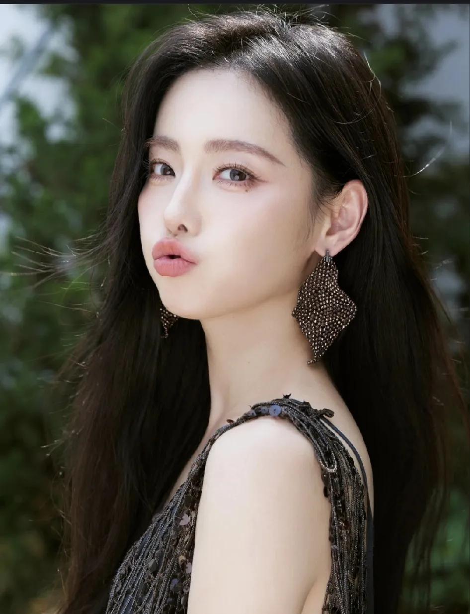 张嘉倪越来越美了，最后悔的是买超。他当初怎么想的，放着这么美的老婆不珍惜，现在