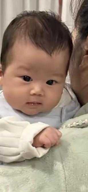 姐姐的儿媳妇生完孩子后，跟姐姐商量，说她妈妈没有工作，也没有退休金，能不能让她妈