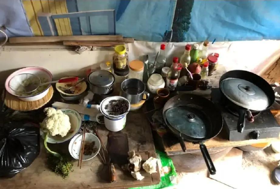 刷到一堆儿媳妇回婆家过年的视频，厨房油渍厚到能刮下来，卫生间瓷砖缝里都是黑泥，婆