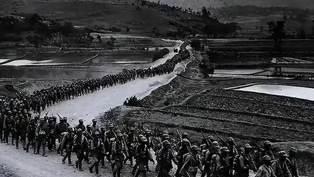 1949年，彭德怀动用华北19万援军锤爆马家军，真正压死马家军骑兵的，是从东北火