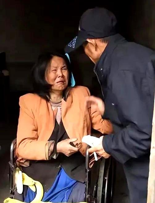 深秋街口风紧时，山东单县的孟昭良，43岁光棍，蹬着三轮把地上拖着双腿的田云抱回家