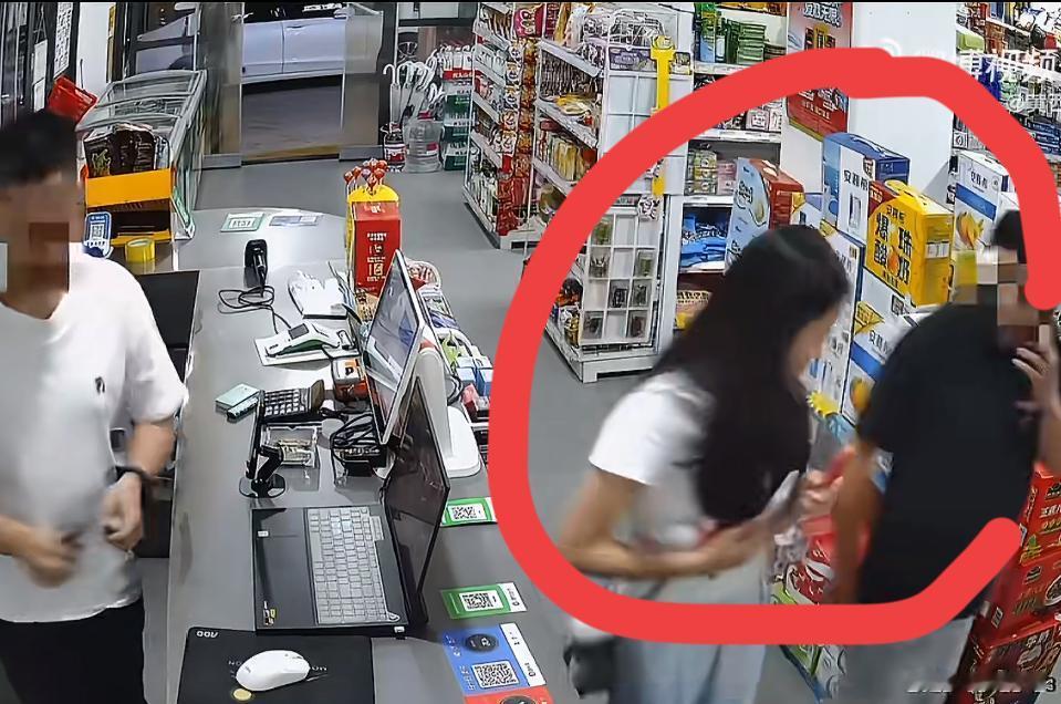 小超市购物，白衣的小仙女硬说背后的黑衣男子摸了她的屁股，弄得黑衣男子一脸的尴尬，