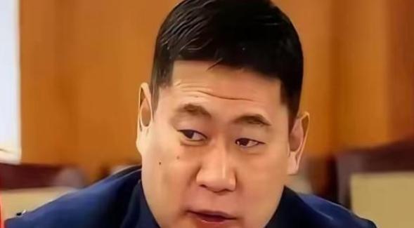 你去蒙古国待几天就会发现一个特别拧巴的现象。乌兰巴托街头的年轻人，嘴上骂着中国，