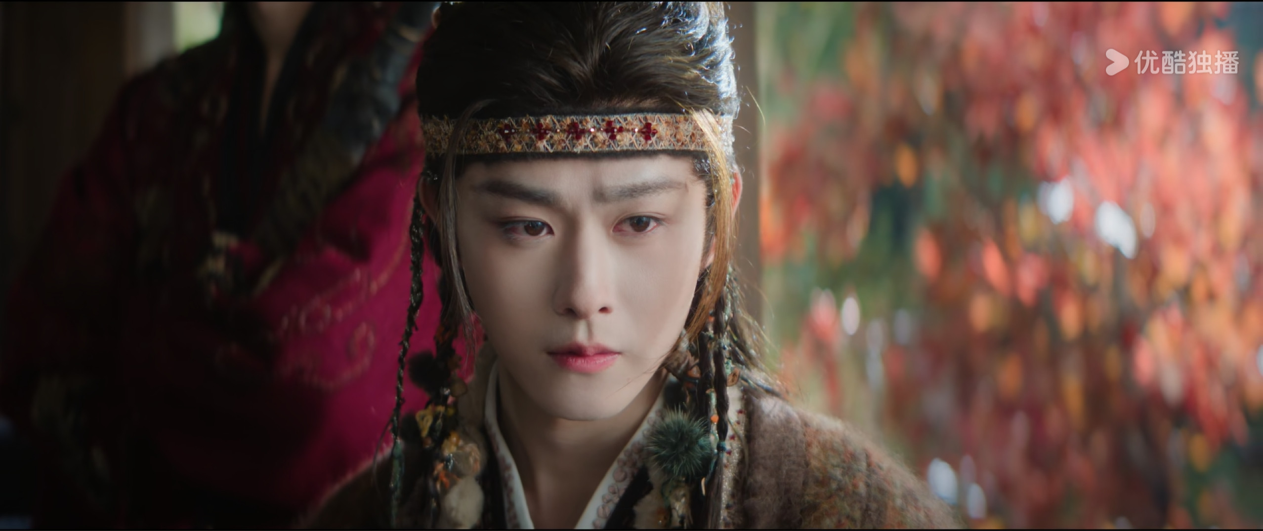 郭敬明现在拍剧自嬤太严重了，依旧把自己那套神神鬼鬼、极致的阴柔过时审美喂给观众，