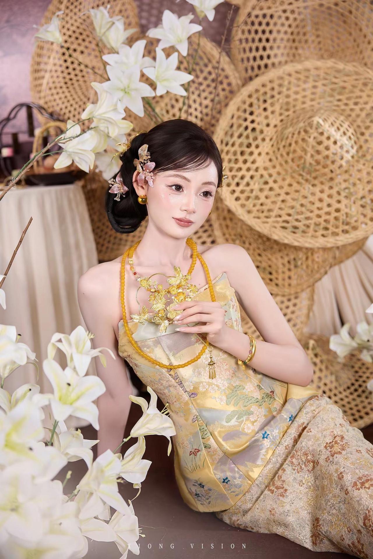 一眼就爱上的新中式订婚宴！🤎。这个中式订婚也太独特啦~白玉兰花枝和美拉德布幔搭