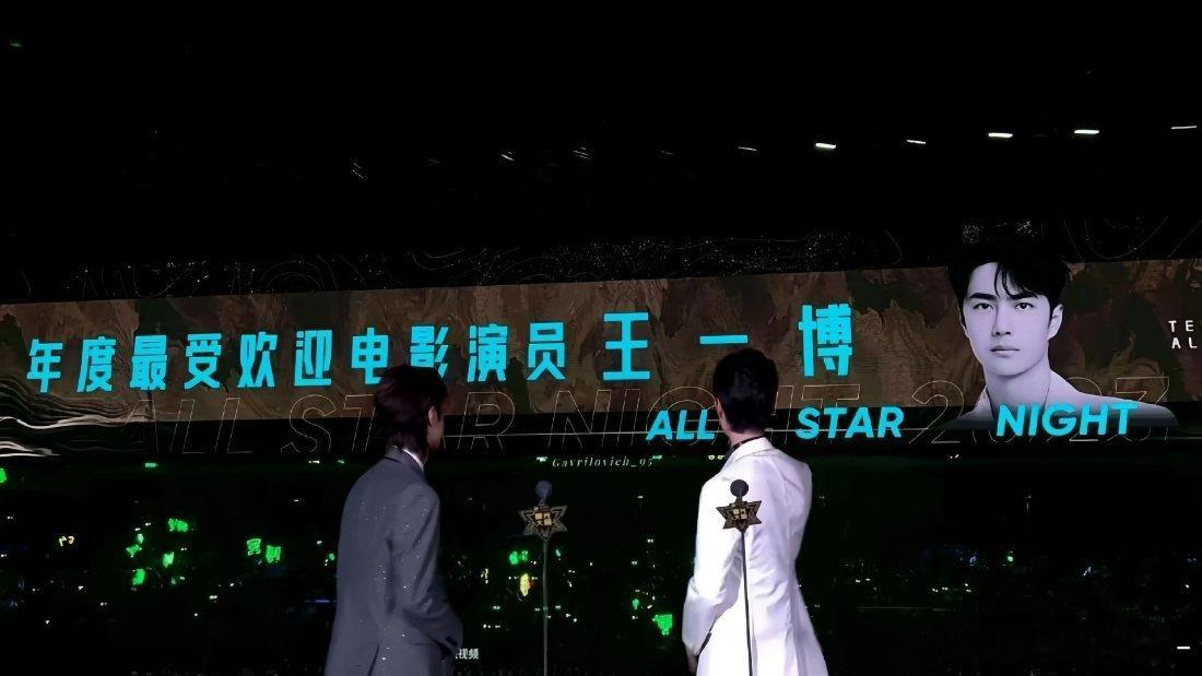 卧槽这张图绝了肖战看着王一博在电影圈获奖​​​