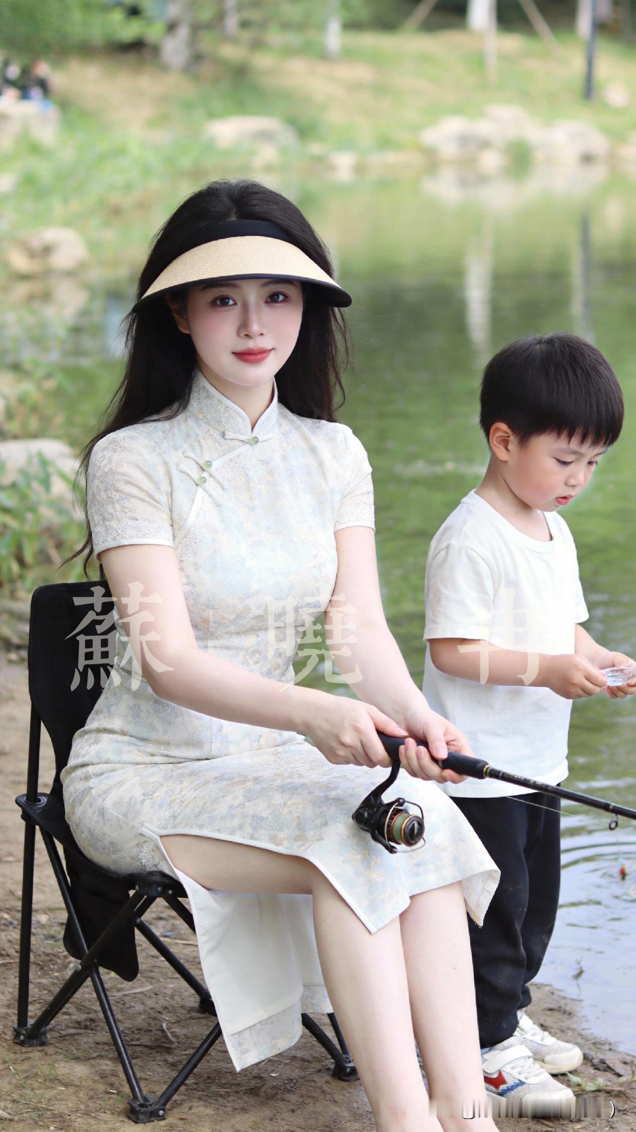 世间所有的美好，终抵不过家人相伴的温暖。一竿一水，藏着生活的恬淡，妻伴身旁、子绕