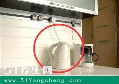 你还在用电水壶烧水喝吗? 这种壶烧水喝会变傻、致癌的消息传遍朋友圈