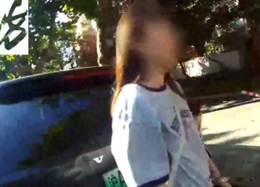 上海，小伙子带着女友驾驶车辆，就在早高峰街头，两个人竟然在车内瞎折腾。男子手脚不