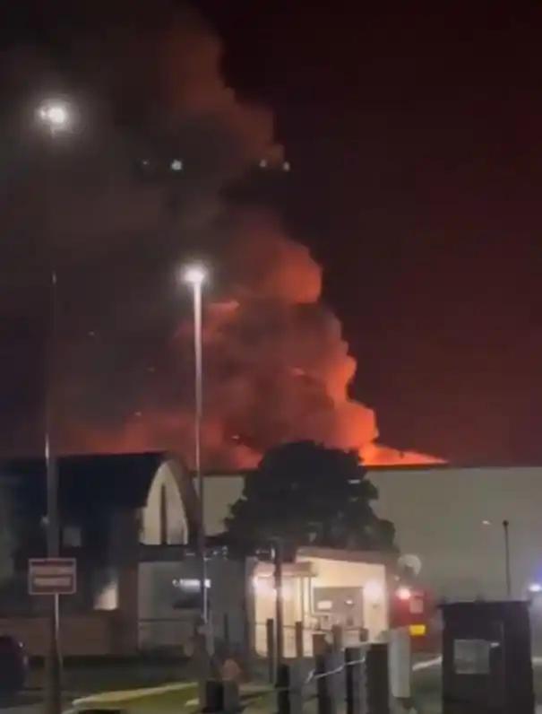 特朗普又迎来一个坏消息！4月26日晚，英国费尔福德空军基地发生了一场大规模火灾