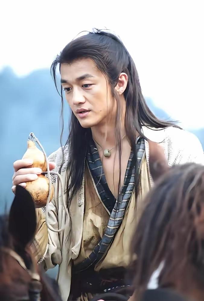 邵兵被踢出《笑傲江湖》剧组内幕，李亚鹏接棒全靠代价2001年《笑傲江湖》剧组