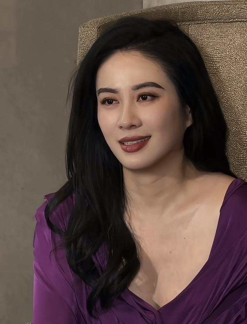 叶璇，这也太美了吧！紫缎衬肤，卷发垂肩。笑意轻扬，眼波温柔。松弛又笃定，是