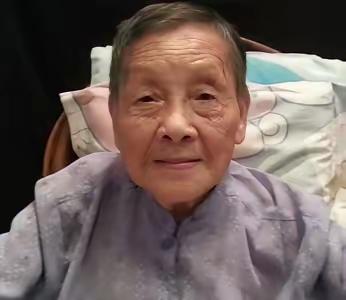 1943年底，地下党徐佩珩正在发电报，突然发现外面有日军跑动，徐佩珩赶紧收好东西