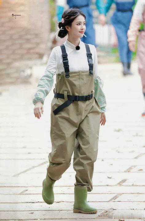 白鹿疑似腰伤复发白鹿身体不舒服还在跟粉丝打招呼白鹿疑似腰伤复发，身体不舒服但是会