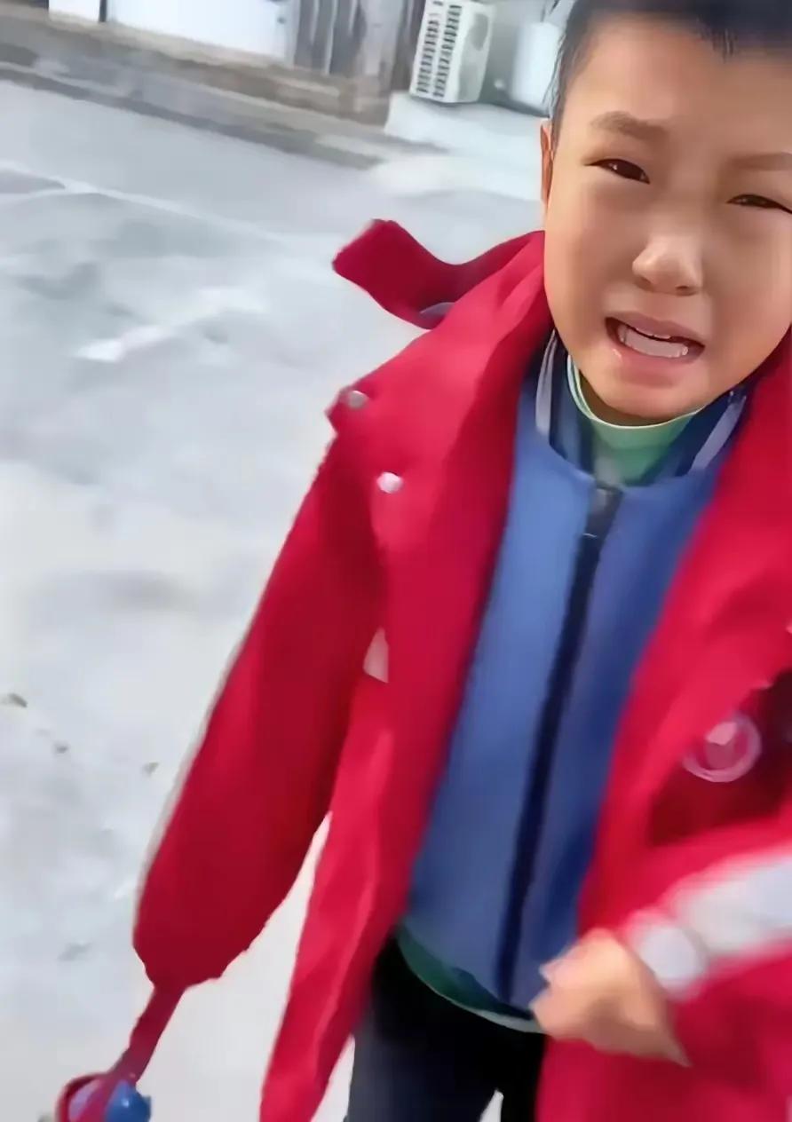 杭州街头暖心小插曲！一位阿姨骑着电动车去上班，路过路口的时候，看到一个叫壮壮的小