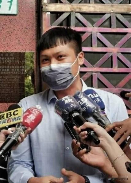 民进党又抓了一个人有谁认识他？这个人是林宸佑台湾中天电视台主播兼记者他的