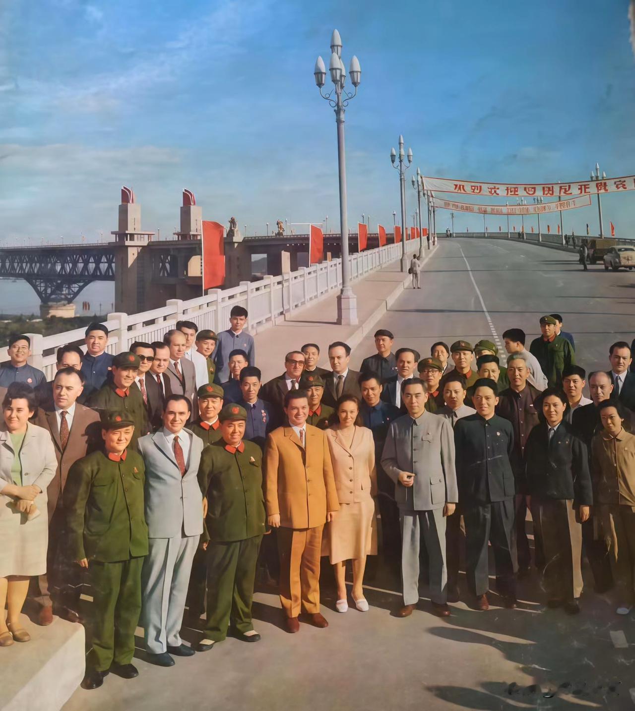 🍁偶然发现一张线上很少见到的老照片。1971年6月，周总理陪同罗马尼亚贵宾齐奥