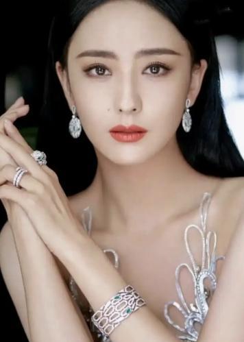 都别同情佟丽娅了。她最高明的“报复”，根本不在那个小21岁的女孩身上。一场离