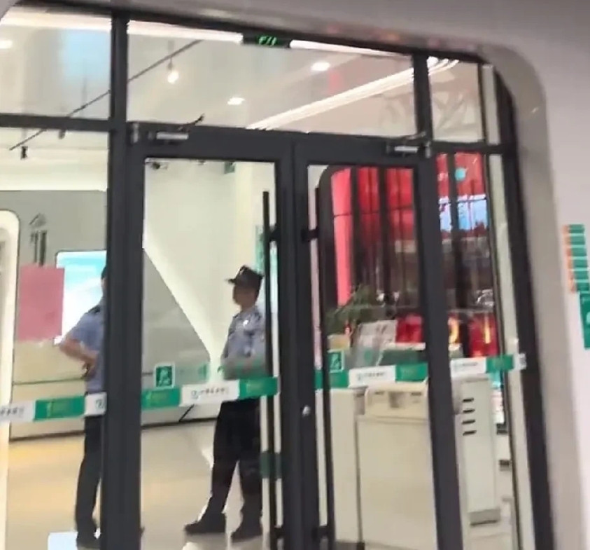 要取钱救命，银行却告知需要本人，不曾想病人在银行里面去世。昨日，两名年轻人拿着